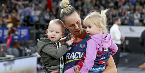 Ingles with her children