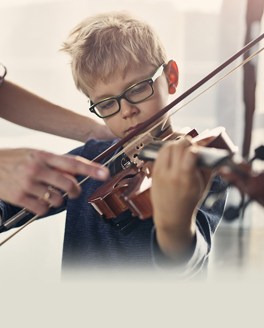 Child playing violin 